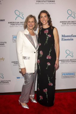 Amerikan Kekeleme Enstitüsü 18. Yıllık Gala Sunucusu Emily Blunt. 16 Eylül 2024, New York, New York, ABD: (L-R) Laurie Tisch ve Carolyn Tisch Blodgett, Emily Blunt 'ın sunduğu Amerikan Kekeleme Enstitüsü' ne katıldılar.