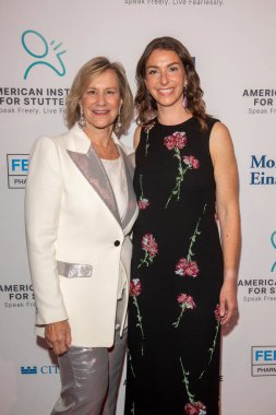 Amerikan Kekeleme Enstitüsü 18. Yıllık Gala Sunucusu Emily Blunt. 16 Eylül 2024, New York, New York, ABD: (L-R) Laurie Tisch ve Carolyn Tisch Blodgett, Emily Blunt 'ın sunduğu Amerikan Kekeleme Enstitüsü' ne katıldılar.