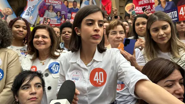 stock image SAO PAULO (SP), 09/18/2024- ELECTIONS/MAYORSHIP/CANDIDATE/SP- Candidate for Mayor of Sao Paulo Tabata Amaral, during a walk in the central region at Praca Ramos and then spoke to the press about her projects, this Wednesday, September 18, 2024