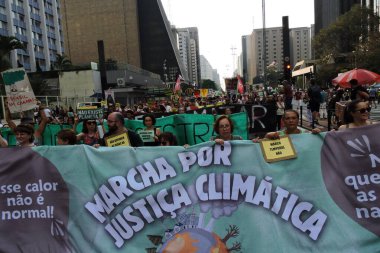 Sao Paulo (SP), 09 / 22 / 2024 - Greenpeace ve diğer örgütler tarafından Pazar öğleden sonra Avenida Paulista 'da düzenlenen İklim Adaleti Yürüyüşüne çok sayıda siyasi ve çevresel grup katıldı. (Fotoğraf: Leandro Chemalle / The Newws2)