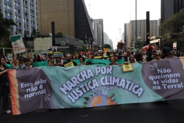 Sao Paulo (SP), 09 / 22 / 2024 - Greenpeace ve diğer örgütler tarafından Pazar öğleden sonra Avenida Paulista 'da düzenlenen İklim Adaleti Yürüyüşüne çok sayıda siyasi ve çevresel grup katıldı. (Fotoğraf: Leandro Chemalle / The Newws2)