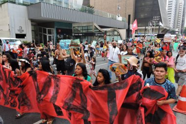 Sao Paulo (SP), 09 / 22 / 2024 - Greenpeace ve diğer örgütler tarafından Pazar öğleden sonra Avenida Paulista 'da düzenlenen İklim Adaleti Yürüyüşüne çok sayıda siyasi ve çevresel grup katıldı. (Fotoğraf: Leandro Chemalle / The Newws2)