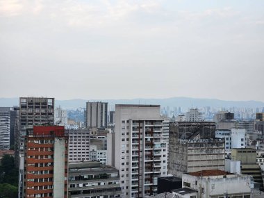 SAO PAULO (SP), 09 / 20 / 2024 CLIMATEMPO / POLLUCAO / CENTRO / SP bulutların görüntüsü ve Sao Paulo şehrinin orta bölgesinde birkaç güneşli mola ve izole yağmur yağmuru ile bir kirlilik şeridi. Leco Viana / Newws2