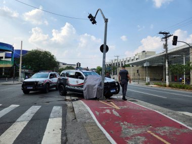 SAO PAULO (SP), 09 / 22 / 2024 - COLLISION / TRANSIT / PM / SP - Morumbi bölgesinde, Butanta alışveriş merkezi yakınlarındaki bir direğe çarpma, 22 Eylül 2024 Pazar günü öğleden sonra. (Fotoğraf: Leco Viana / Thenews2)