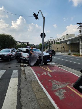 SAO PAULO (SP), 09 / 22 / 2024 - COLLISION / TRANSIT / PM / SP - Morumbi bölgesinde, Butanta alışveriş merkezi yakınlarındaki bir direğe çarpma, 22 Eylül 2024 Pazar günü öğleden sonra. (Fotoğraf: Leco Viana / Thenews2)