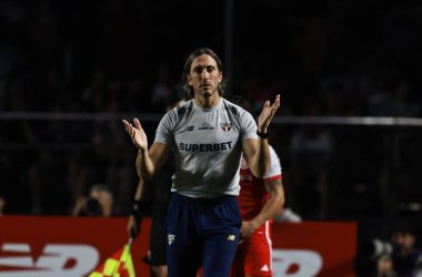 Sao Paulo (SP), Brezilya 09 / 22 / 2024 - Sao Paulo ve Internacional arasında oynanan maçta teknik direktör Luis Zubeldia, Morumbis 'te düzenlenen 2024 Brezilya Şampiyonası serisinin 27. turu için geçerli.