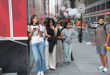 Iphone 16 nihayet New York 'ta toplanıyor. 20 Eylül 2024, New York, ABD: Apple IPhone severler, New York 'taki 5. Cadde' deki Apple Store 'da uzun kuyruklar oluşturuyorlar. 