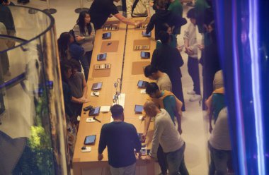 Iphone 16 nihayet New York 'ta toplanıyor. 20 Eylül 2024, New York, ABD: Apple IPhone severler, New York 'taki 5. Cadde' deki Apple Store 'da uzun kuyruklar oluşturuyorlar. 