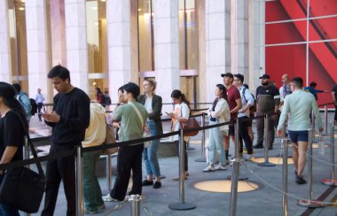 Iphone 16 nihayet New York 'ta toplanıyor. 20 Eylül 2024, New York, ABD: Apple IPhone severler, New York 'taki 5. Cadde' deki Apple Store 'da uzun kuyruklar oluşturuyorlar. 