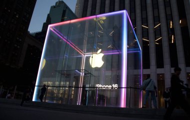 Iphone 16 nihayet New York 'ta toplanıyor. 20 Eylül 2024, New York, ABD: Apple IPhone severler, New York 'taki 5. Cadde' deki Apple Store 'da uzun kuyruklar oluşturuyorlar. 