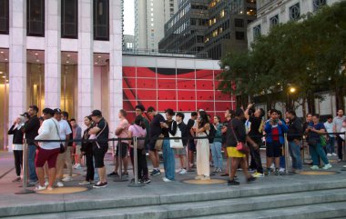 Iphone 16 nihayet New York 'ta toplanıyor. 20 Eylül 2024, New York, ABD: Apple IPhone severler, New York 'taki 5. Cadde' deki Apple Store 'da uzun kuyruklar oluşturuyorlar. 