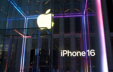 Iphone 16 nihayet New York 'ta toplanıyor. 20 Eylül 2024, New York, ABD: Apple IPhone severler, New York 'taki 5. Cadde' deki Apple Store 'da uzun kuyruklar oluşturuyorlar. 