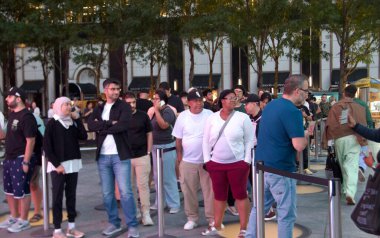 Iphone 16 nihayet New York 'ta toplanıyor. 20 Eylül 2024, New York, ABD: Apple IPhone severler, New York 'taki 5. Cadde' deki Apple Store 'da uzun kuyruklar oluşturuyorlar. 