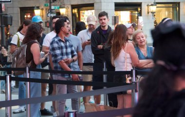 Iphone 16 nihayet New York 'ta toplanıyor. 20 Eylül 2024, New York, ABD: Apple IPhone severler, New York 'taki 5. Cadde' deki Apple Store 'da uzun kuyruklar oluşturuyorlar. 