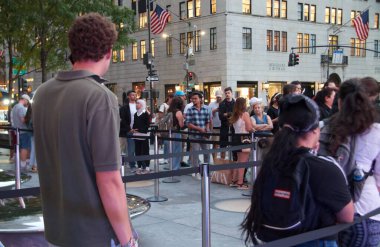 Iphone 16 nihayet New York 'ta toplanıyor. 20 Eylül 2024, New York, ABD: Apple IPhone severler, New York 'taki 5. Cadde' deki Apple Store 'da uzun kuyruklar oluşturuyorlar. 