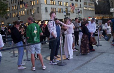 Iphone 16 nihayet New York 'ta toplanıyor. 20 Eylül 2024, New York, ABD: Apple IPhone severler, New York 'taki 5. Cadde' deki Apple Store 'da uzun kuyruklar oluşturuyorlar. 