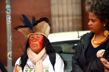 Porto Alegre (SC), Brezilya 09 / 23 / 2024 Porto Alegre Yerli Kadınlarının 1 Mart Pazartesi günü öğleden sonra gerçekleşti. Etkinlik, belediye binasının önündeki Montevideo Meydanı 'nda gerçekleşti (Viyolonsel Oliver /)