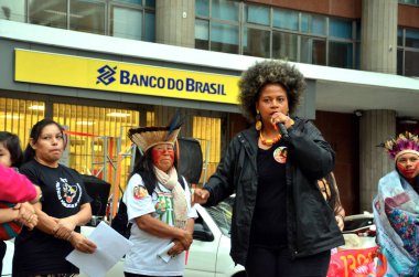 Porto Alegre (SC), Brezilya 09 / 23 / 2024 Porto Alegre Yerli Kadınlarının 1 Mart Pazartesi günü öğleden sonra gerçekleşti. Etkinlik, belediye binasının önündeki Montevideo Meydanı 'nda gerçekleşti (Viyolonsel Oliver /)