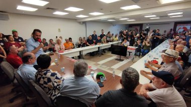 Sao Paulo (SP), Brezilya 09 / 23 / 2024 - Aday Guilherme Boulos (PSOL) CUT, UGT, CSB ve Largo do Anhangabau 'daki (leandro chemalle / thenews2) diğer sendika merkezlerindeki liderlerle bir toplantıya katıldı.)