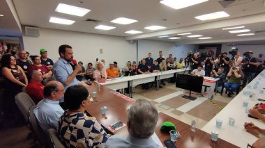 Sao Paulo (SP), Brezilya 09 / 23 / 2024 - Aday Guilherme Boulos (PSOL) CUT, UGT, CSB ve Largo do Anhangabau 'daki (leandro chemalle / thenews2) diğer sendika merkezlerindeki liderlerle bir toplantıya katıldı.)