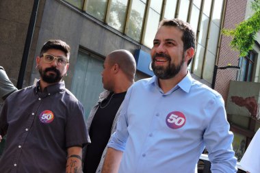 Sao Paulo (SP), Brezilya 09 / 23 / 2024 - Sao Paulo belediye başkanı adayı Guilherme Boulos (PSOL) Pazartesi günü öğleden sonra erken saatlerde kent merkezindeki Anhangabau Vadisi 'nde kısa bir yürüyüşe çıktı (leandro chemalle, thews2)