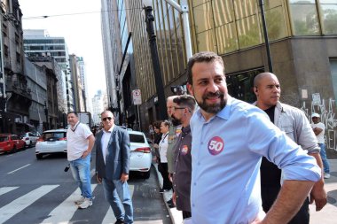 Sao Paulo (SP), Brezilya 09 / 23 / 2024 - Sao Paulo belediye başkanı adayı Guilherme Boulos (PSOL) Pazartesi günü öğleden sonra erken saatlerde kent merkezindeki Anhangabau Vadisi 'nde kısa bir yürüyüşe çıktı (leandro chemalle, thews2)