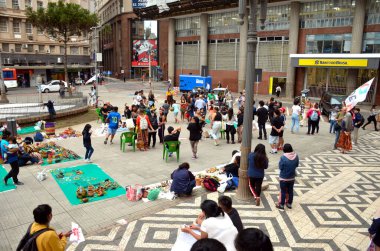 Porto Alegre (SC), Brezilya 09 / 23 / 2024 Porto Alegre Yerli Kadınlarının 1 Mart Pazartesi günü öğleden sonra gerçekleşti. Etkinlik, belediye binasının önündeki Montevideo Meydanı 'nda gerçekleşti (Viyolonsel Oliver /)