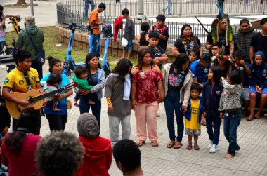 Porto Alegre (SC), Brezilya 09 / 23 / 2024 Porto Alegre Yerli Kadınlarının 1 Mart Pazartesi günü öğleden sonra gerçekleşti. Etkinlik, belediye binasının önündeki Montevideo Meydanı 'nda gerçekleşti (Viyolonsel Oliver /)