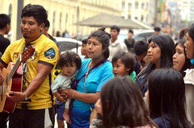 Porto Alegre (SC), Brezilya 09 / 23 / 2024 Porto Alegre Yerli Kadınlarının 1 Mart Pazartesi günü öğleden sonra gerçekleşti. Etkinlik, belediye binasının önündeki Montevideo Meydanı 'nda gerçekleşti (Viyolonsel Oliver /)