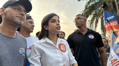 Sao Paulo belediye başkanı adayı Tabata Amaral, bu 24 Ağustos 2024 günü öğleden sonra Carrao bölgesinin doğu bölgesinde düzenlenen yürüyüşe katılıyor. (Fotoğraf: Oslaim Brito / Theenews2 / Depozito Fotoğrafları) 