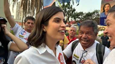 Sao Paulo belediye başkanı adayı Tabata Amaral, bu 24 Ağustos 2024 günü öğleden sonra Carrao bölgesinin doğu bölgesinde düzenlenen yürüyüşe katılıyor. (Fotoğraf: Oslaim Brito / Theenews2 / Depozito Fotoğrafları) 