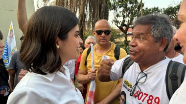 Sao Paulo belediye başkanı adayı Tabata Amaral, bu 24 Ağustos 2024 günü öğleden sonra Carrao bölgesinin doğu bölgesinde düzenlenen yürüyüşe katılıyor. (Fotoğraf: Oslaim Brito / Theenews2 / Depozito Fotoğrafları) 