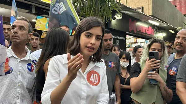 stock image The candidate for mayor of the city of Sao Paulo, Tabata Amaral participates in a Walk in the Carrao region, East Zone of the city of Sao Paulo, on the afternoon of this Tuesday, August 24, 2024. (Foto: Oslaim Brito/Thenews2/Deposit Photos) 