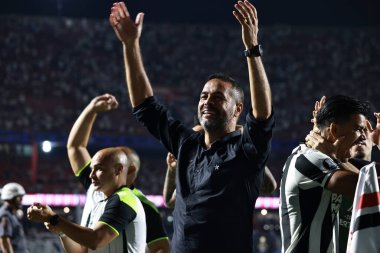 SAO PAULO (SP), Brezilya 09 / 25 / 2024 - Arthur Jorge, Botafogo antrenörü, Copa Libertadores da America 'nın çeyrek finallerinin ikinci ayağı için geçerli olan Sao Paulo ve Botafogo arasındaki maçta penaltılara hak kazandı (Leco Viana / Thenews2)