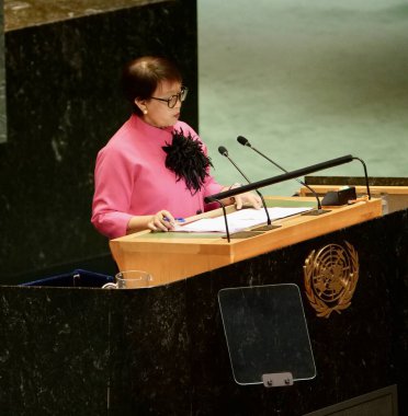 Endonezya Dışişleri Bakanı Retno Lestari Priansari Marsudi New York 'taki UNGA 79' da bir konuşma yaptı. 28 Eylül 2024, New York, ABD (niyi fote / thews2)