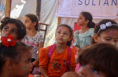 Filistinli Çocuklar Okul Çadırında Eğitim Görüyor. (Fotoğraf: Hashem Zimmo / The Newws2) 