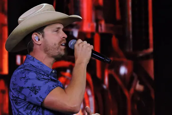 stock image Jaguariuna (SP), Brazil 09/27/2024 - American country singer Dustin Lynch was the guest at Fernando and Sorocaba's show at the Jaguariuna rodeo on Friday night in the interior of Sao Paulo. (Leandro Chemalle / Thenews2)