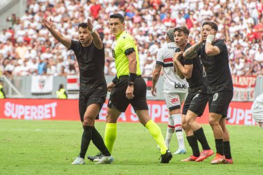 Brasilia (DF), Brezilya 09 / 29 / 2024 - Sao Paulo ve Corinthians arasında oynanan maçta hakem Rafael Rodrigo Klein, Brezilya Şampiyonası 'nın 28. turu için geçerli, Arena BRB Mane Garrincha (leonardo prado / thenews2)