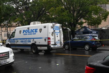 Bronx 'ta biri vurularak öldürüldü. 29 Eylül 2024, Bronx, New York, ABD: 29 Eylül 2024 Pazar günü, saat 13.50 sularında NYPD, Doğu 182. Cadde ve Mapes Bulvarı 'nda vurulan bir kişi için 911 çağrısı aldı.)