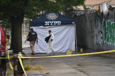 Bronx 'ta biri vurularak öldürüldü. 29 Eylül 2024, Bronx, New York, ABD: 29 Eylül 2024 Pazar günü, saat 13.50 sularında NYPD, Doğu 182. Cadde ve Mapes Bulvarı 'nda vurulan bir kişi için 911 çağrısı aldı.)