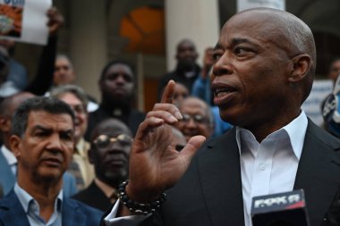 (New York Belediye Başkanı Eric Adams, papazlar, avukatlar ve cemaat liderleriyle ilgili federal suçlamaların ortasında kendisini destekleyen bir mitingde konuşma yapacak. 1 Ekim 2024, Manhattan, New York, ABD