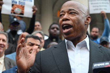 (New York Belediye Başkanı Eric Adams, papazlar, avukatlar ve cemaat liderleriyle ilgili federal suçlamaların ortasında kendisini destekleyen bir mitingde konuşma yapacak. 1 Ekim 2024, Manhattan, New York, ABD