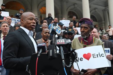 (New York Belediye Başkanı Eric Adams, papazlar, avukatlar ve cemaat liderleriyle ilgili federal suçlamaların ortasında kendisini destekleyen bir mitingde konuşma yapacak. 1 Ekim 2024, Manhattan, New York, ABD