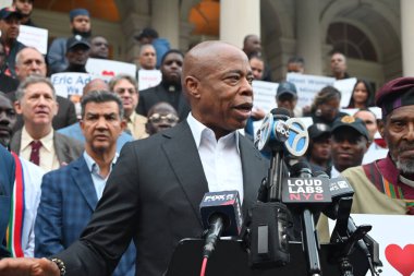 (New York Belediye Başkanı Eric Adams, papazlar, avukatlar ve cemaat liderleriyle ilgili federal suçlamaların ortasında kendisini destekleyen bir mitingde konuşma yapacak. 1 Ekim 2024, Manhattan, New York, ABD
