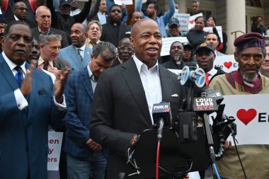 (New York Belediye Başkanı Eric Adams, papazlar, avukatlar ve cemaat liderleriyle ilgili federal suçlamaların ortasında kendisini destekleyen bir mitingde konuşma yapacak. 1 Ekim 2024, Manhattan, New York, ABD