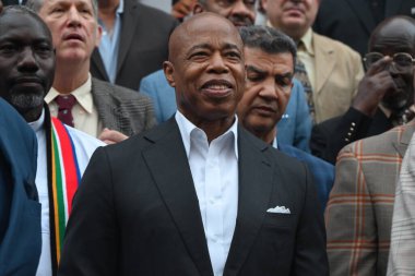 (New York Belediye Başkanı Eric Adams, papazlar, avukatlar ve cemaat liderleriyle ilgili federal suçlamaların ortasında kendisini destekleyen bir mitingde konuşma yapacak. 1 Ekim 2024, Manhattan, New York, ABD