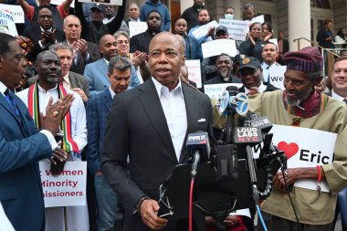 (New York Belediye Başkanı Eric Adams, papazlar, avukatlar ve cemaat liderleriyle ilgili federal suçlamaların ortasında kendisini destekleyen bir mitingde konuşma yapacak. 1 Ekim 2024, Manhattan, New York, ABD