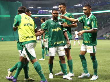 Sao Paulo (SP), Brezilya 09 / 30 / 2024 - Palmeiras 'tan Coutinho ikinci golünü atıyor ve Brezilya U-20 Futbol Şampiyonası' nın ikinci ayağı (leco viana / thenews2) için geçerli olan Palmeiras ve Cruzeiro arasındaki maçta kutluyor)