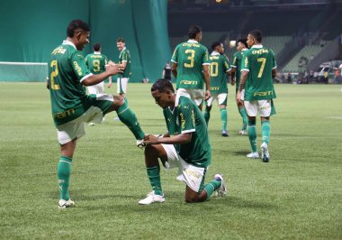 Sao Paulo (SP), Brezilya 09 / 30 / 2024 - Palmeiras 'tan Coutinho ikinci golünü atıyor ve Brezilya U-20 Futbol Şampiyonası' nın ikinci ayağı (leco viana / thenews2) için geçerli olan Palmeiras ve Cruzeiro arasındaki maçta kutluyor)