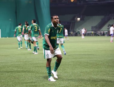Sao Paulo (SP), Brezilya 09 / 30 / 2024 - Palmeiras 'tan Coutinho ikinci golünü atıyor ve Brezilya U-20 Futbol Şampiyonası' nın ikinci ayağı (leco viana / thenews2) için geçerli olan Palmeiras ve Cruzeiro arasındaki maçta kutluyor)